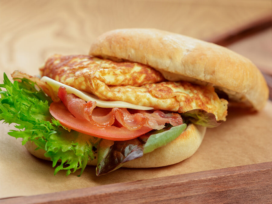 Kamp Yemekleri - Kahvaltıda Omletli Sandviç 
